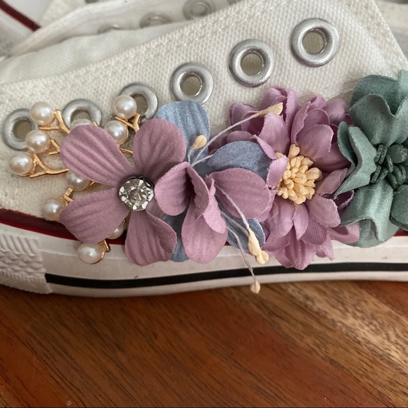 Gorgeous Unique Flower Decorated Low Rise Sneakers - Picture 2 of 8